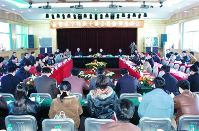 <p>　　福建在寧掛職干部支教教師座談會(huì)。</p>