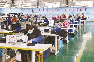 <p>　　位于西吉縣的由福建籍企業(yè)家創(chuàng)辦的服飾公司內(nèi)，當(dāng)?shù)毓ぴ诓僮髋_(tái)前埋頭操作?！　　　　　　　　　　　　　　　　　　　　　　　　　　　　　　　　　　　　　　　　　　　”緢?bào)記者　左鳴遠(yuǎn)　攝</p>