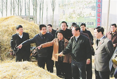 <p>　　福建援寧干部林月嬋（前排左三）為閩寧對口扶貧協(xié)作“修路架橋”，是名副其實的“閩寧使者”?！　　　　　　　　　　　　　　　　　　　　　　　　　　　　　　　　　　　　　　　　　　　　　　　　　　　　　　　　　　　。ㄙY料圖片）</p>
