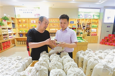 <p>　　福建掛職干部吳建勇（右）到同心縣大美同心電商平臺了解網上銷售情況。</p><p>　　本報記者　王猛　王洋　攝</p>