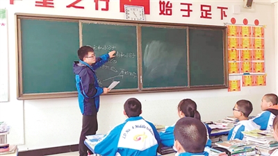 <p>　　廈門大學研究生支教團隊員在上課。</p>