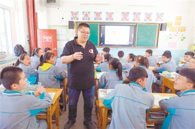 <p>　　福建支寧教師莊逸群的地理課，很受同學(xué)們歡迎。</p><p>　　本報記者　王猛　攝</p>
