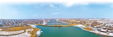 <p>　　雪后的青銅峽水利樞紐工程。本報記者　錢建忠　攝</p>