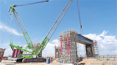 <p>　　　　7月5日，包銀高鐵（寧夏段）上跨既有線鋼蓋梁吊裝成功?！　　　　　　　　　　　　　　　　　　　　　　　　　　　　”緢?bào)通訊員　錢磊　茍小兵　攝</p>