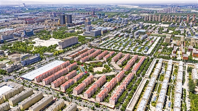 吳忠市利通區(qū)金星鎮(zhèn)金花園社區(qū)航拍圖。從航拍照片看，廣場(chǎng)位于社區(qū)的中心，廣場(chǎng)也是社區(qū)各族居民的活動(dòng)中心、交往中心和休閑中心。                           本報(bào)記者 黨碩 攝