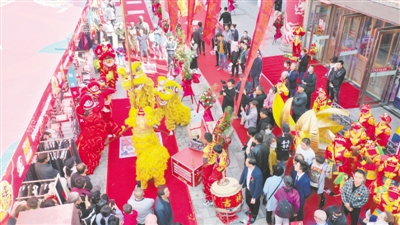 <p>　　10月1日，“雙節(jié)”來臨，銀川到處洋溢著喜慶的氣氛。一大早，興慶區(qū)鼓樓步行街就熱鬧非凡。一支從賀蘭縣趕來的舞獅隊的精彩表演，將歡樂的氣氛推向高潮。</p><p>　　本報記者　錢建忠　攝　</p>