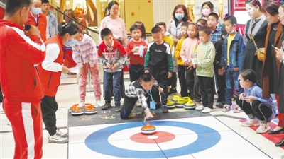 <p>　　10月1日，“雙節(jié)”長假第一天，銀川市金鳳區(qū)2020年“禮贊華誕·燃情中秋”秋季冰雪運動嘉年華首場活動拉開帷幕。</p><p>　　本報記者　王剛　攝　</p>