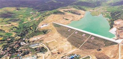 <p>　　寧夏水務投資集團承建了寧夏中南部城鄉(xiāng)飲水安全水源工程，從根本上解決了西海固113.53萬居民飲水安全問題。圖為寧夏中南部城鄉(xiāng)飲水安全水源工程的主要調(diào)蓄水庫——中莊水庫。</p>