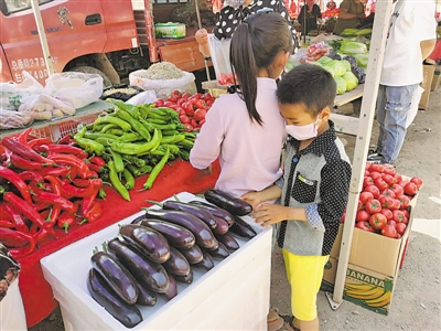 <p>　　一名小男孩在挑揀蔬菜。</p>