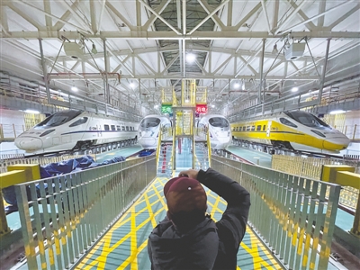 <p>　　動車組晚上在這里進(jìn)行保養(yǎng)和檢修后，將執(zhí)行新的出行任務(wù)。</p>