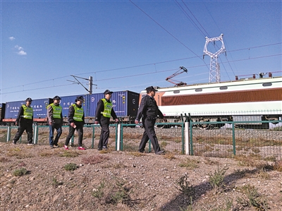 <p>　　在每一名鐵路護路人的眼里，鐵路就是民族團結(jié)的“連心橋”。</p>