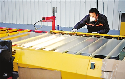 <p>　　石嘴山市高新技術(shù)產(chǎn)業(yè)開發(fā)區(qū)，寧夏金晶科技有限公司廠房流水線上，工人仔細視檢浮法超白玻璃樣品。</p><p>　　本報記者　王曉龍　白茹　攝</p>