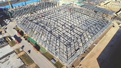 <p>　　作為中環(huán)股份在寧夏投資的首個項目，目前，中環(huán)50GW太陽能級單晶硅材料智慧化工廠廠房及相關(guān)配套項目，直拉方棒車間鋼結(jié)構(gòu)主體已完工。　　　　　　　　　　　　　　　　　　　　　　　　　　　　　　　　　　　　　　　　　本報記者　王鼎　攝</p>