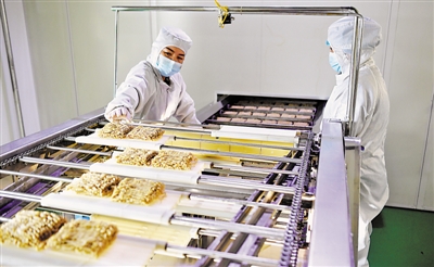 <p>　　德希恩實業(yè)（寧夏）有限公司食品加工線正加緊完成年末訂單。該廠借助石嘴山的氣候、地理優(yōu)勢，發(fā)掘天然資源研發(fā)食品飲品，2019年以來持續(xù)有新產(chǎn)品成功研發(fā)出口，涉及馬來西亞、蒙古、澳大利亞等國家和地區(qū)?！　　　　　　　　　　　　　　　　　　　　　　　　　　　　　　　　　　　　　　　　　　　　　　　　”緢笥浾摺⊥鯐札垺“兹恪z</p>
