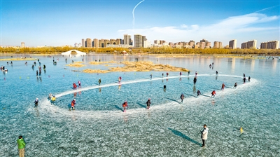 <p>　　1月3日，銀川寶湖公園，孩子們?cè)诒嫔匣?。元旦假期，許多銀川市民積極參加冰雪運(yùn)動(dòng)，以此迎接2022北京冬奧會(huì)?！?lt;/p><p>　　本報(bào)記者　錢建忠　攝</p>