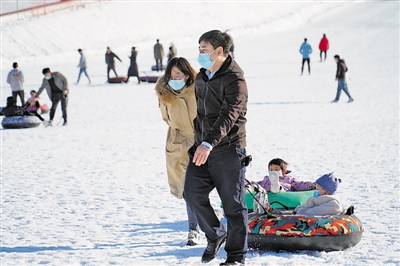 <p>　　1月2日，銀川閱?；﹫?chǎng)，家長(zhǎng)帶著孩子玩滑雪圈。本報(bào)記者　張輝　攝</p>
