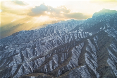     夕陽西下，賀蘭晴雪分外妖嬈。