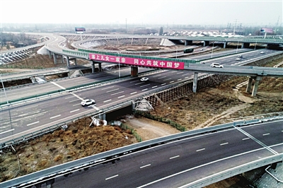 2月17日，俯瞰銀川市興慶區(qū)掌政鎮(zhèn)交通樞紐，道路四通八達(dá)。據(jù)悉，交通運(yùn)輸部、國(guó)家鐵路局等部門聯(lián)合印發(fā)《現(xiàn)代綜合交通樞紐體系“十四五”發(fā)展規(guī)劃》，提出未來(lái)我國(guó)將優(yōu)化提升20個(gè)左右國(guó)際性綜合交通樞紐城市服務(wù)功能，加快推進(jìn)80個(gè)左右全國(guó)性綜合交通樞紐城市建設(shè)，銀川位列其中。　本報(bào)記者  季正  攝