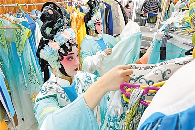     化妝間內(nèi)，演員認(rèn)真做準(zhǔn)備。