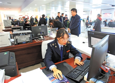 <p>　　鹽池縣政務(wù)大廳稅務(wù)部門簡化流程，落實(shí)減稅降費(fèi)政策，提高辦事效率，服務(wù)企業(yè)。</p>