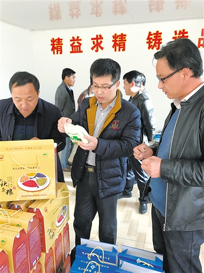 <p>　　蔡志（中）仔細(xì)了解西吉小秋雜糧加工情況，為特色產(chǎn)品聯(lián)系銷(xiāo)路。</p>