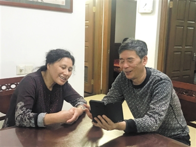 <p>　　李圣康夫婦和王巧琳視頻聊天。</p>