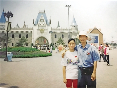 <p>　　李丹生前與父親李圣康合影。（翻拍）</p>