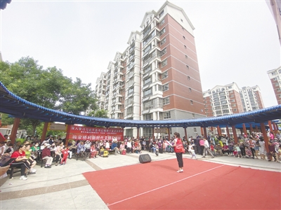 <p>　　小小板凳會(huì)解決群眾疙瘩事?！”緢?bào)記者　徐佳敏　攝</p>