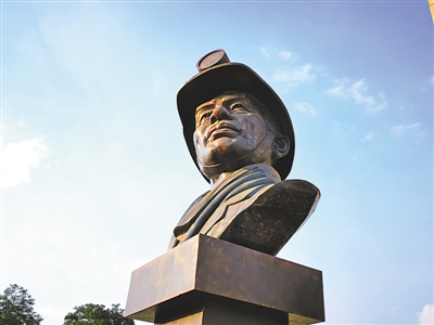 <p>　　工業(yè)之光雕塑</p>