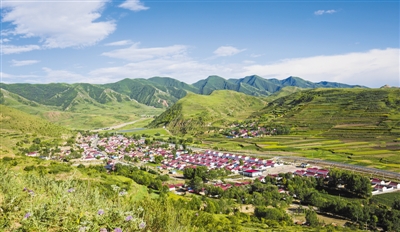 <p>　　隆德縣農(nóng)村安全住房扮靚美麗鄉(xiāng)村。</p><p>　　本報(bào)記者　黨碩　攝</p>