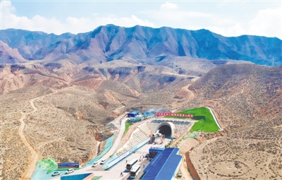 <p>　　中鐵北京工程局中蘭鐵路香山隧道工程根據(jù)工期需要，隧道采取長隧短打的方式，設進口、出口及五處斜井，將香山隧道分為6節(jié)7個工作面采取鉆爆法同時掘進。截至8月1日，正洞累計完成掘進6939.3米，剩余10824米，完成工程進度39%?！　　　　　　　　　　　　　　　　　　　　　　　　　　”緢笥浾摺●R楠　王洋　攝</p>