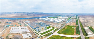 <p>　　寧夏西部云基地一體化新型大數(shù)據(jù)中心園區(qū)規(guī)劃占地面積5000畝，分別位于中衛(wèi)工業(yè)園區(qū)、沙坡頭區(qū)迎水橋鎮(zhèn)、宣和鎮(zhèn)，三地保持30公里至50公里的安全距離，通過光纖直連，適合建設分散存儲和備份、并行計算的高可靠性數(shù)據(jù)中心。目前，已建成機房面積20萬平方米，安裝機架11832個，裝機能力近40萬臺。2020年，西部云基地發(fā)展目標是服務器裝機能力達到50萬臺，投資5億元，做好亞馬遜、美利云、中國移動等5個已建成數(shù)據(jù)中心項目