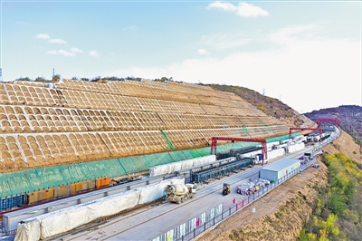 <p>　　銀昆高速公路彭陽過境段施工現(xiàn)場。</p>
