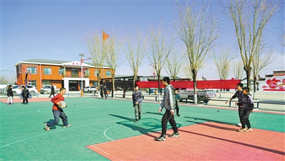 <p>　　新建的文化廣場，方便居民休閑鍛煉。</p>