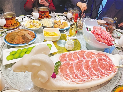 <p>　　　　一盤灘羊肉令人垂涎欲滴。</p>
