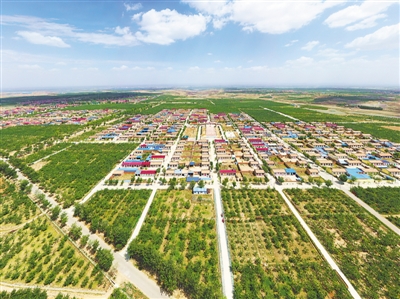 <p>　　沙坡頭區(qū)永康鎮(zhèn)永樂村被千畝蘋果園環(huán)抱。</p><p>　　本報記者　何耐江　攝　　</p>