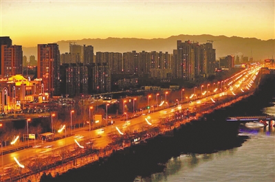 <p>　　華燈初上，銀川市北京路上車流如織，城市呈現(xiàn)美麗輪廓。</p>