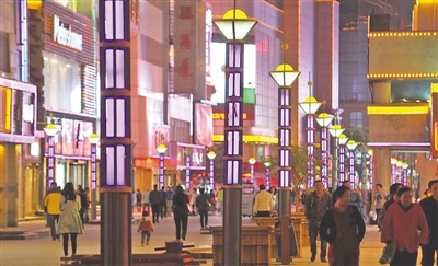 <p>　　鼓樓步行街作為銀川市傳統(tǒng)的“老牌”商業(yè)街依然人潮涌動(dòng)。</p>