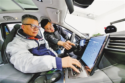 <p>　　新能源汽車以其能耗低、零排放的優(yōu)勢(shì)備受購車族青睞。</p>