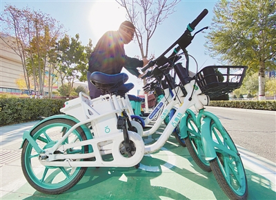 <p>　　遍布城市各個(gè)角落的電動(dòng)共享單車成為市民綠色出行的首選。</p>
