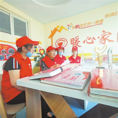 <p>　　6月8日，王蘭花（左二）與志愿者交流工作心得。　本報(bào)記者　蒲利宏　攝　　</p>