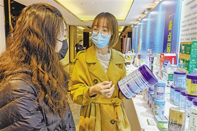 <p>　　“全國知名浙商寧夏行”活動(dòng)中，參會(huì)嘉賓深入了解寧夏乳制品。</p>