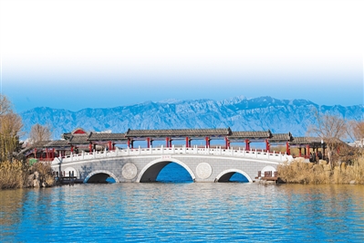 <p>　　閱海湖畔，天藍水清。本版圖片均本報記者　馬楠　攝</p>
