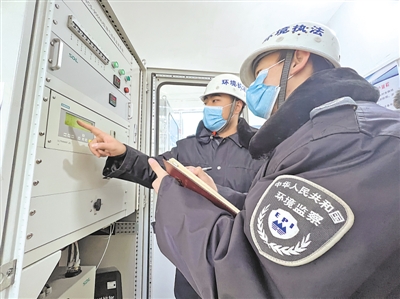 <p>　　吳忠市生態(tài)環(huán)境局執(zhí)法人員檢查企業(yè)治污設施運行情況。</p>