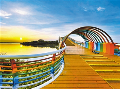 <p>　　沙湖風景區(qū)，夕陽下清澈的湖面與藍天交相輝映。</p>