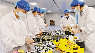 <p>　　中寧現(xiàn)代枸杞加工示范園區(qū)里，企業(yè)工人在包裝枸杞糖肽制品。枸杞糖肽生產(chǎn)線落戶中寧，凍干枸杞生產(chǎn)線、枸杞清汁、飲料、酵素等生產(chǎn)線相繼投產(chǎn)達(dá)效，枸杞產(chǎn)業(yè)鏈進(jìn)一步拉長(zhǎng)。</p><p>　　本報(bào)記者　王鼎　攝</p>