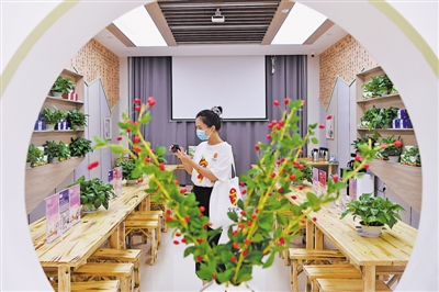 <p>　　2021年6月，第四屆枸杞產(chǎn)業(yè)博覽會(huì)，來(lái)自全國(guó)百余家媒體記者聚焦枸杞宴、采摘節(jié)、重大科技成果發(fā)布等活動(dòng)。</p><p>　　本報(bào)記者　白茹　攝</p>