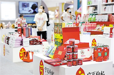 <p>　　第十七屆深圳文博會(huì)寧夏展廳內(nèi)展示的各類枸杞產(chǎn)品。</p><p>　　本報(bào)記者　黨碩　攝</p>