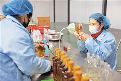<p>　　寧夏全通枸杞供應鏈管理股份有限公司工作人員進行枸杞酒的產(chǎn)品檢查。</p>