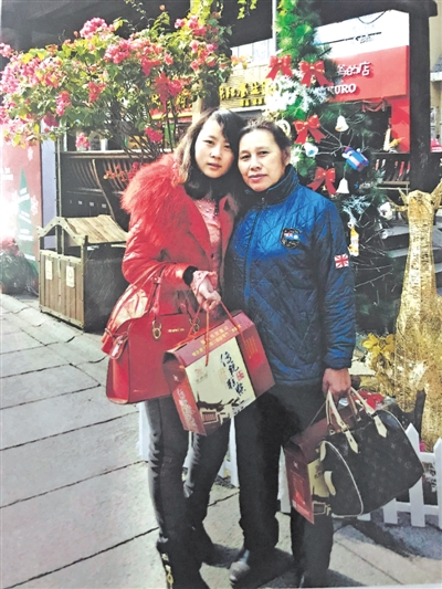 <p>　　王巧琳（左）到福州看望李圣康夫婦，陪周玉英逛街留影。</p>